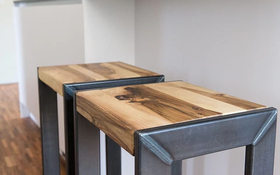 Moderner Esstisch mit massiver Holzplatte und schwarzem Metallgestell im Küchenkonzept von Lorinser