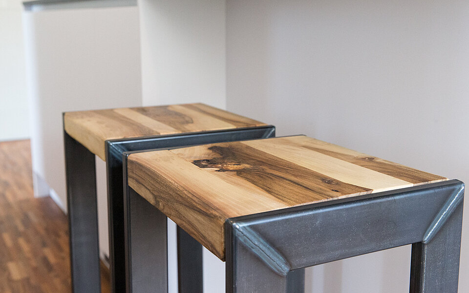Moderner Esstisch mit massiver Holzplatte und schwarzem Metallgestell im Küchenkonzept von Lorinser