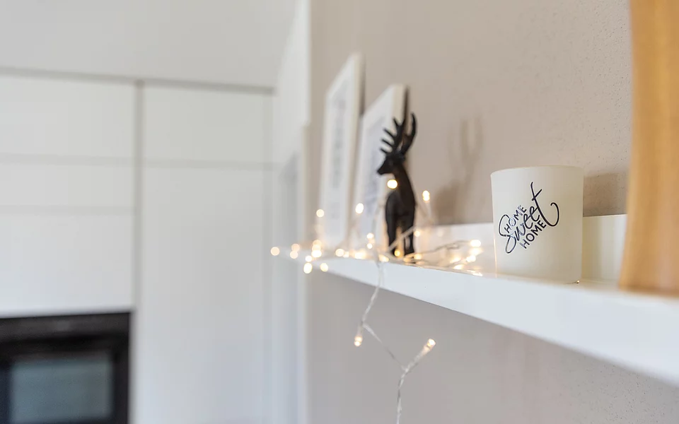 Minimalistische Küche mit Einbau-Backofen und klarer Linienführung, realisiert vom Küchenstudio Lorinser