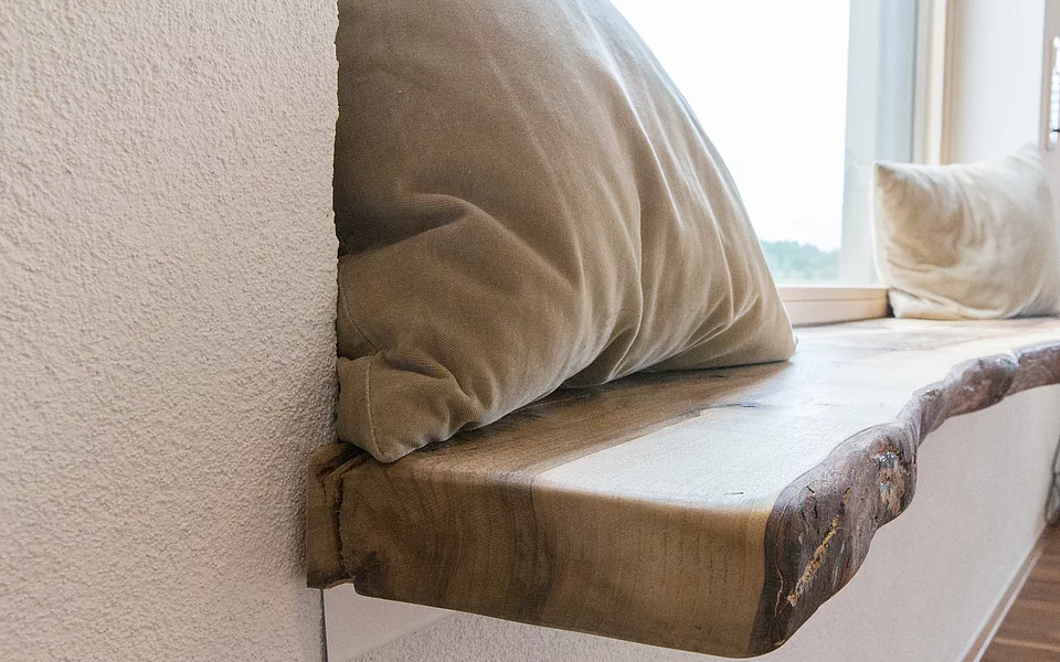 Detailaufnahme einer Küche mit Holzarbeitsplatte, Stoffen und natürlichen Materialien, realisiert vom Küchenstudio Lorinser