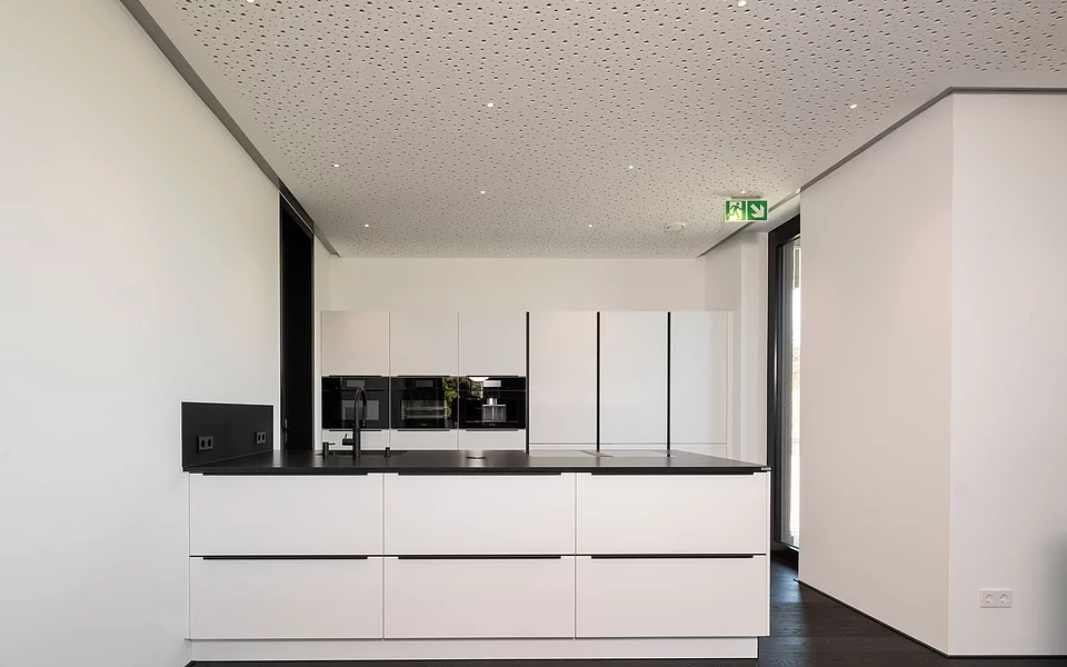 Schlichte weiße Küche mit klaren Fronten und reduziertem Design, geplant vom Küchenstudio Lorinser