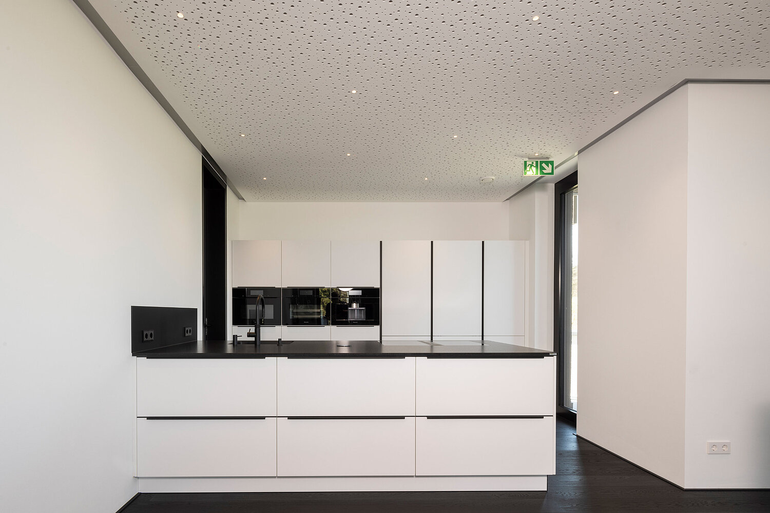 Schlichte weiße Küche mit klaren Fronten und reduziertem Design, geplant vom Küchenstudio Lorinser