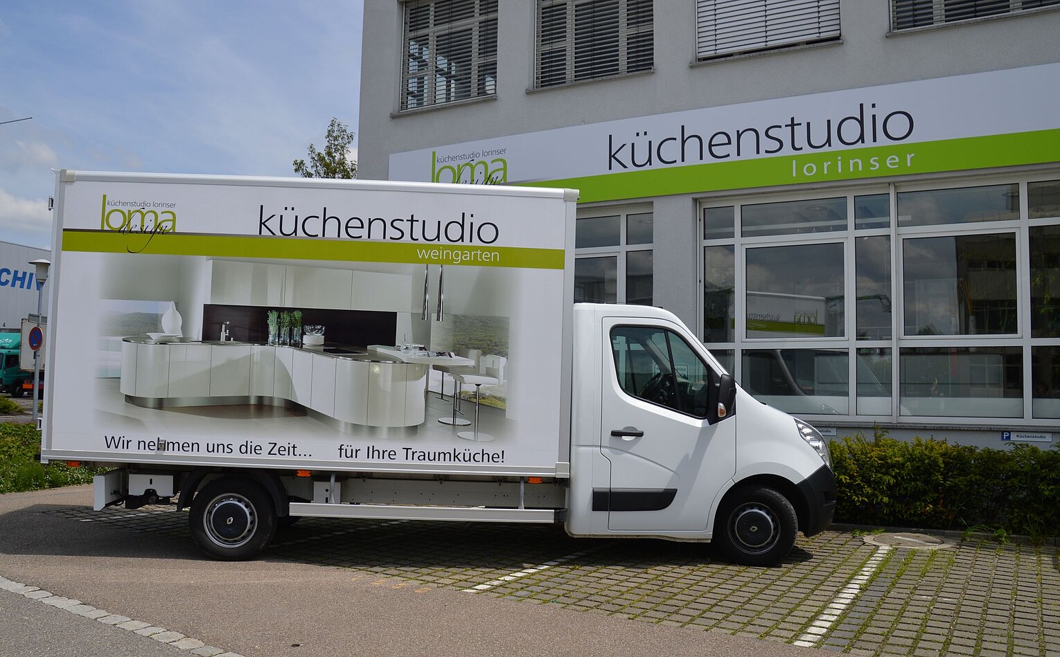 Außenansicht des Gebäudes mit Firmenfahrzeug, Standort vom Küchenstudio Lorinser