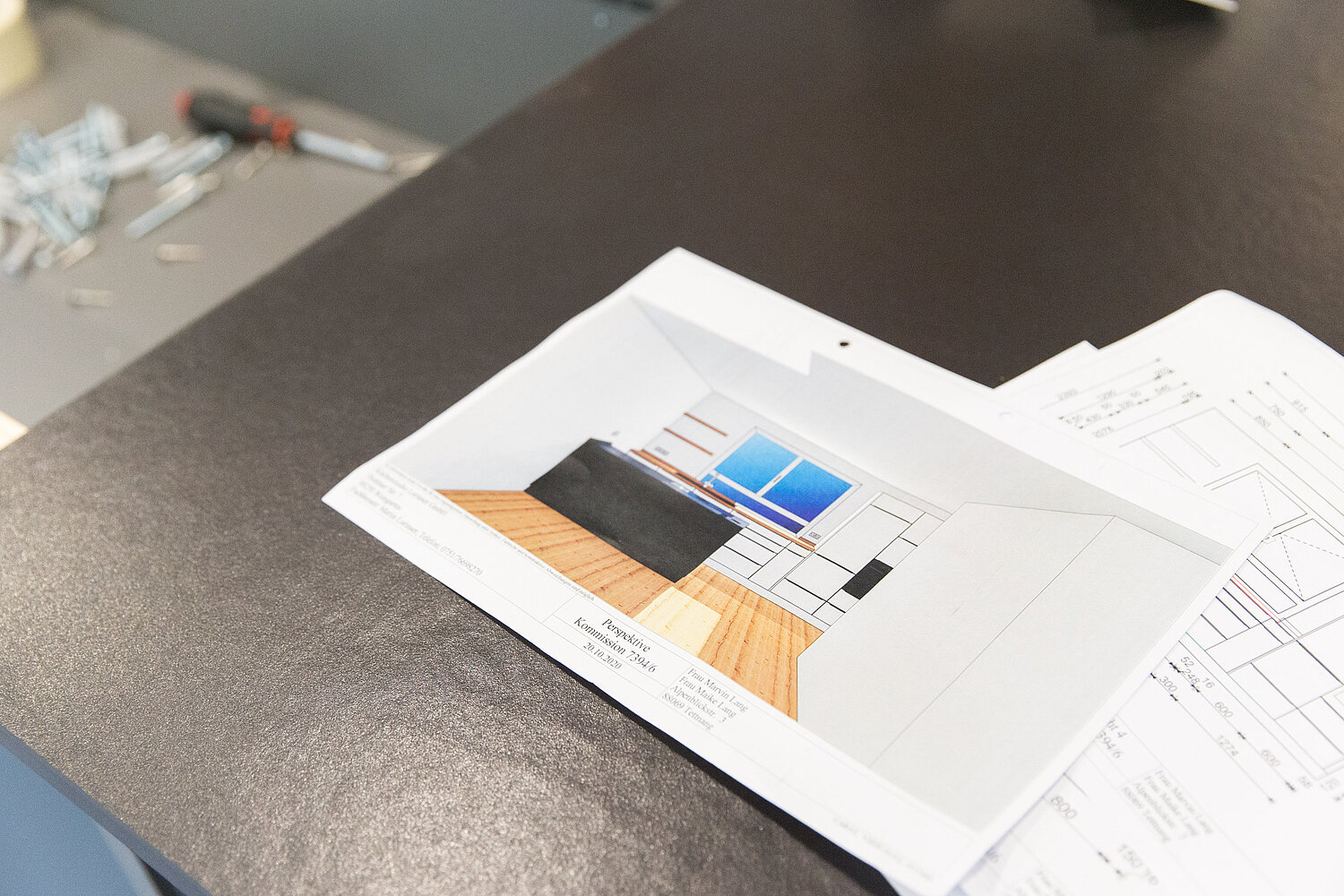 Detailaufnahme von Mustern und Materialien zur Küchenplanung, verwendet vom Küchenstudio Lorinser