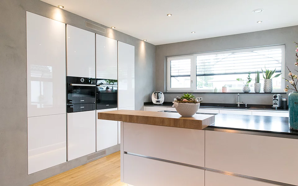 Moderne Küche mit Spülbereich direkt am Fenster und klarer Linienführung, umgesetzt vom Küchenstudio Lorinser