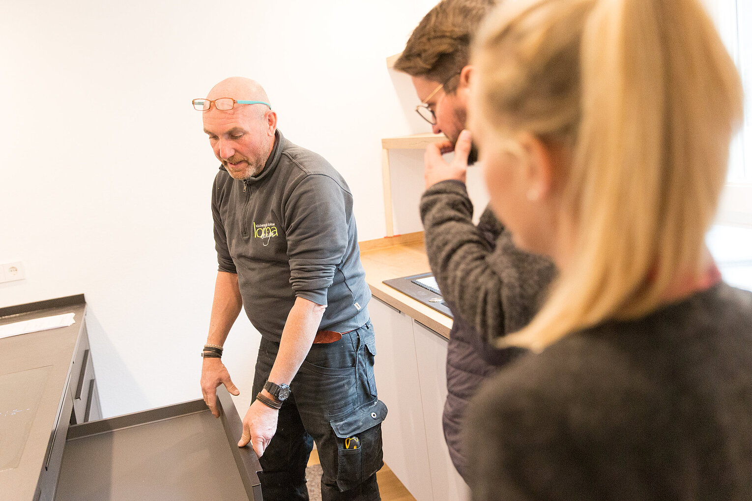 Zwei Personen im Gespräch zur Küchenplanung in moderner Umgebung, Service vom Küchenstudio Lorinser