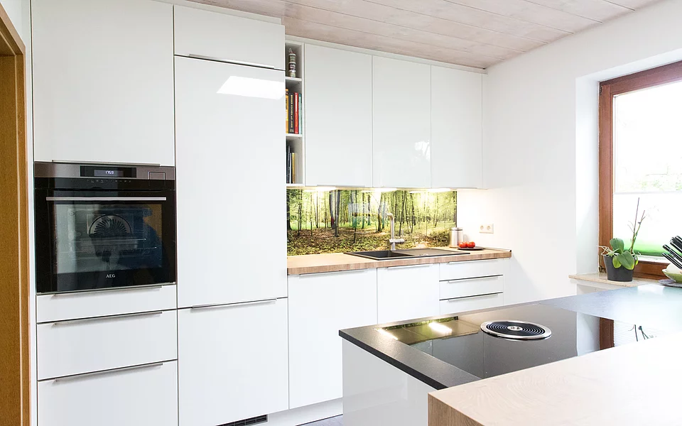 Helle Küche mit offenem Wandregal und minimalistischer Gestaltung, umgesetzt vom Küchenstudio Lorinser