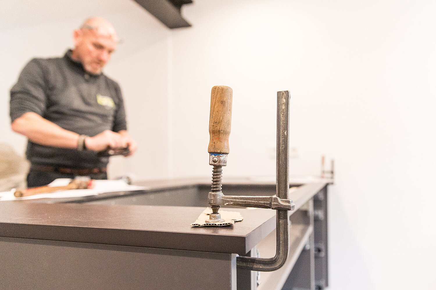 Handwerker bei der Küchenmontage mit Werkzeug und Bauteilen, umgesetzt vom Küchenstudio Lorinser