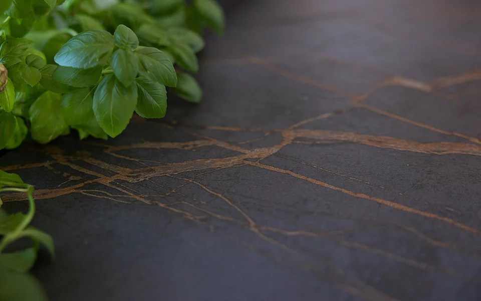 Moderne Steinarbeitsplatt anthrazit mit Highlights in Bronze.