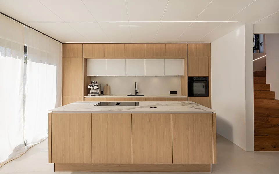 Helle Einbauküche mit Holzfronten, Kücheninsel und offenen Regalen vom Küchenstudio Lorinser