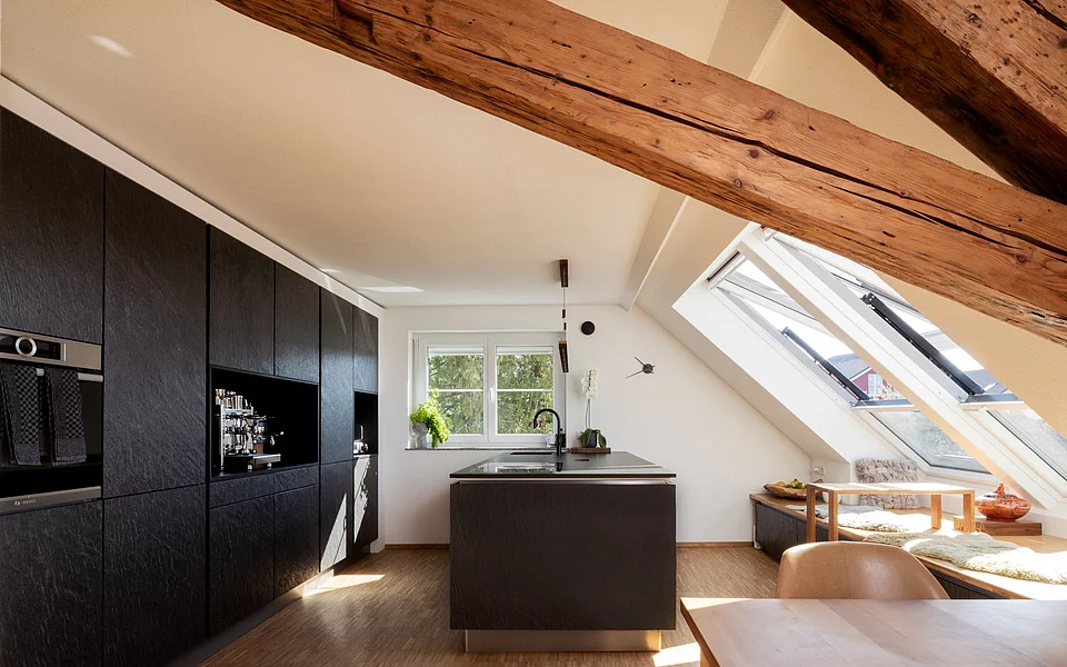 Helle Wohnküche mit Kücheninsel und viel Platz, realisiert vom Küchenstudio Lorinser