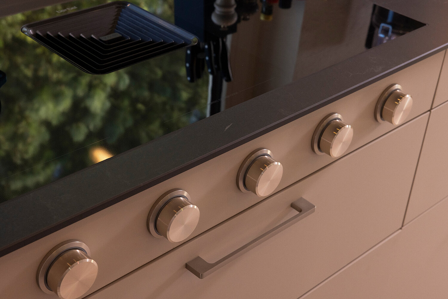 Nahaufnahme von Küchenfront mit Griffleiste und hochwertiger Oberfläche, umgesetzt vom Küchenstudio Lorinser