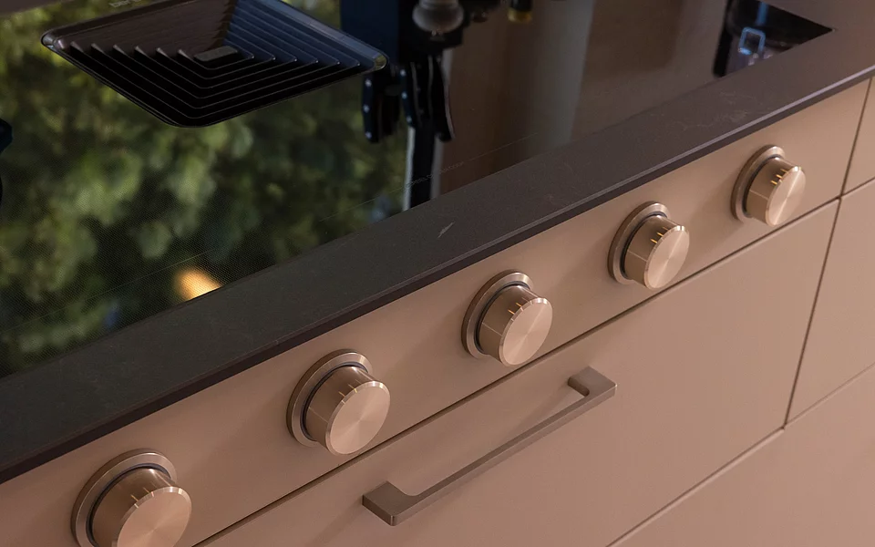 Nahaufnahme von Küchenfront mit Griffleiste und hochwertiger Oberfläche, umgesetzt vom Küchenstudio Lorinser